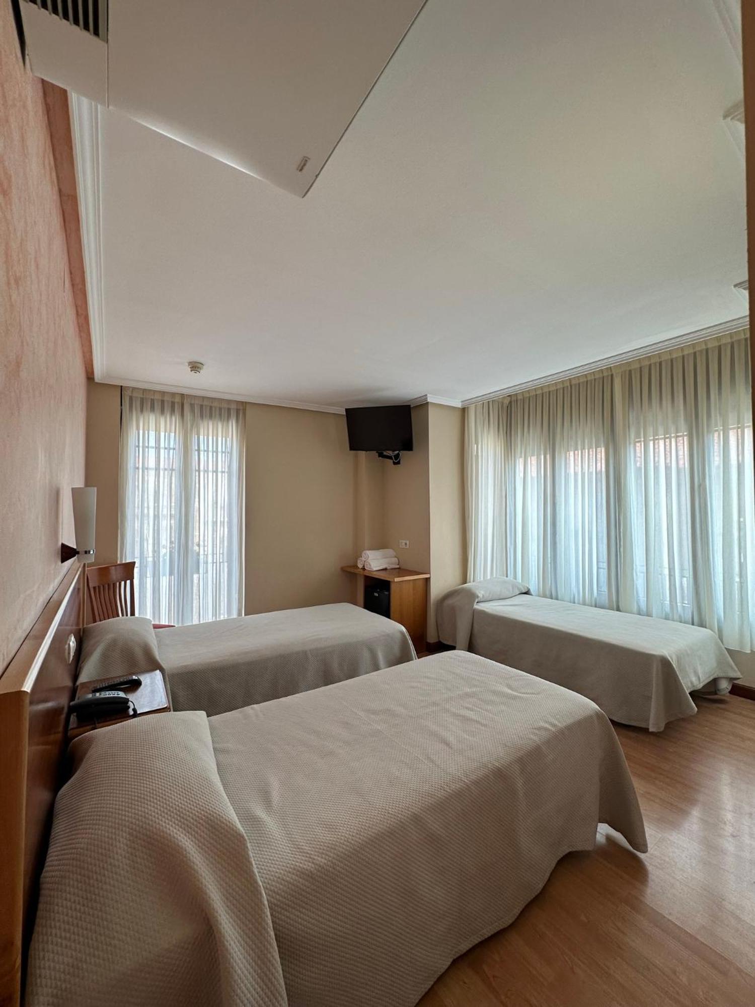 לאון Hostal Restaurante Boccalino מראה חיצוני תמונה