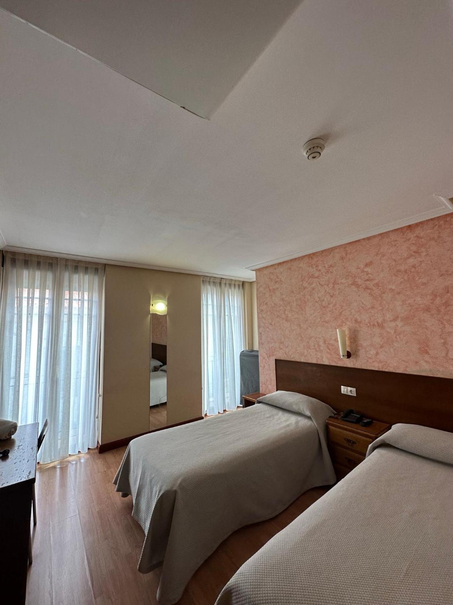 לאון Hostal Restaurante Boccalino מראה חיצוני תמונה