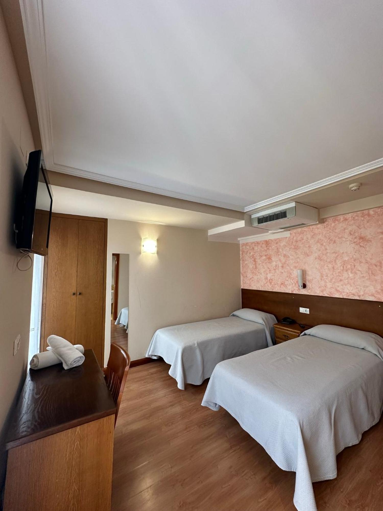 לאון Hostal Restaurante Boccalino מראה חיצוני תמונה