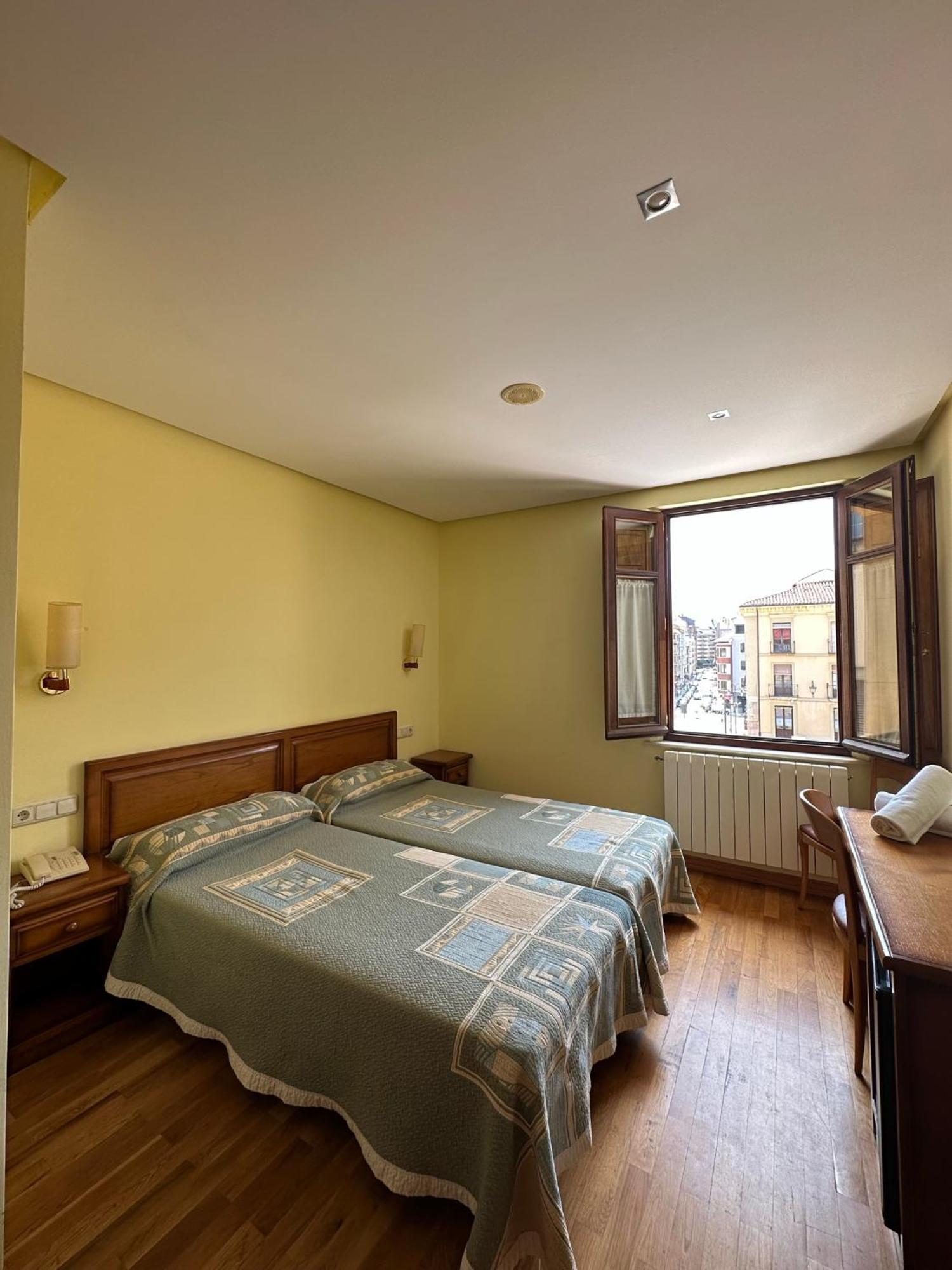 לאון Hostal Restaurante Boccalino מראה חיצוני תמונה