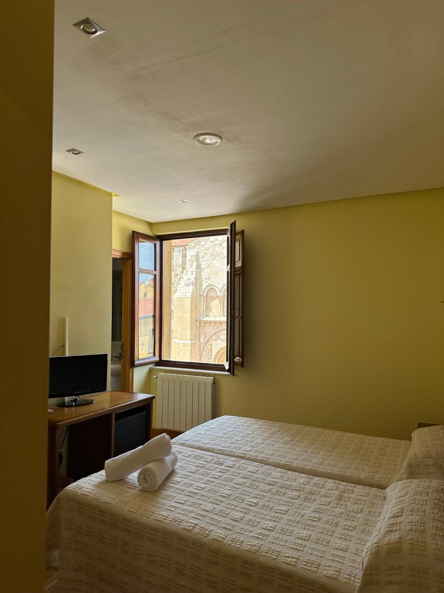לאון Hostal Restaurante Boccalino מראה חיצוני תמונה