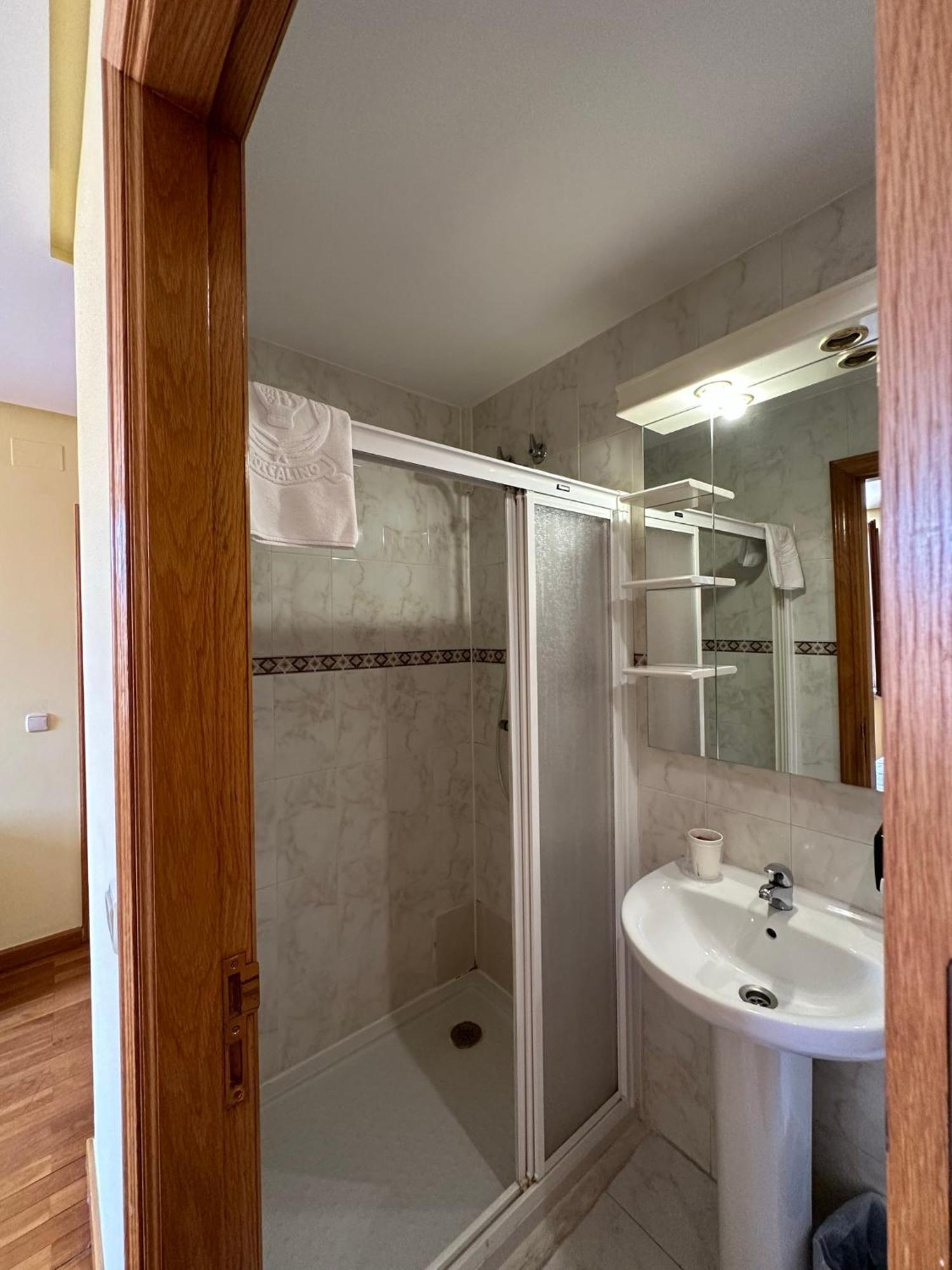 לאון Hostal Restaurante Boccalino מראה חיצוני תמונה