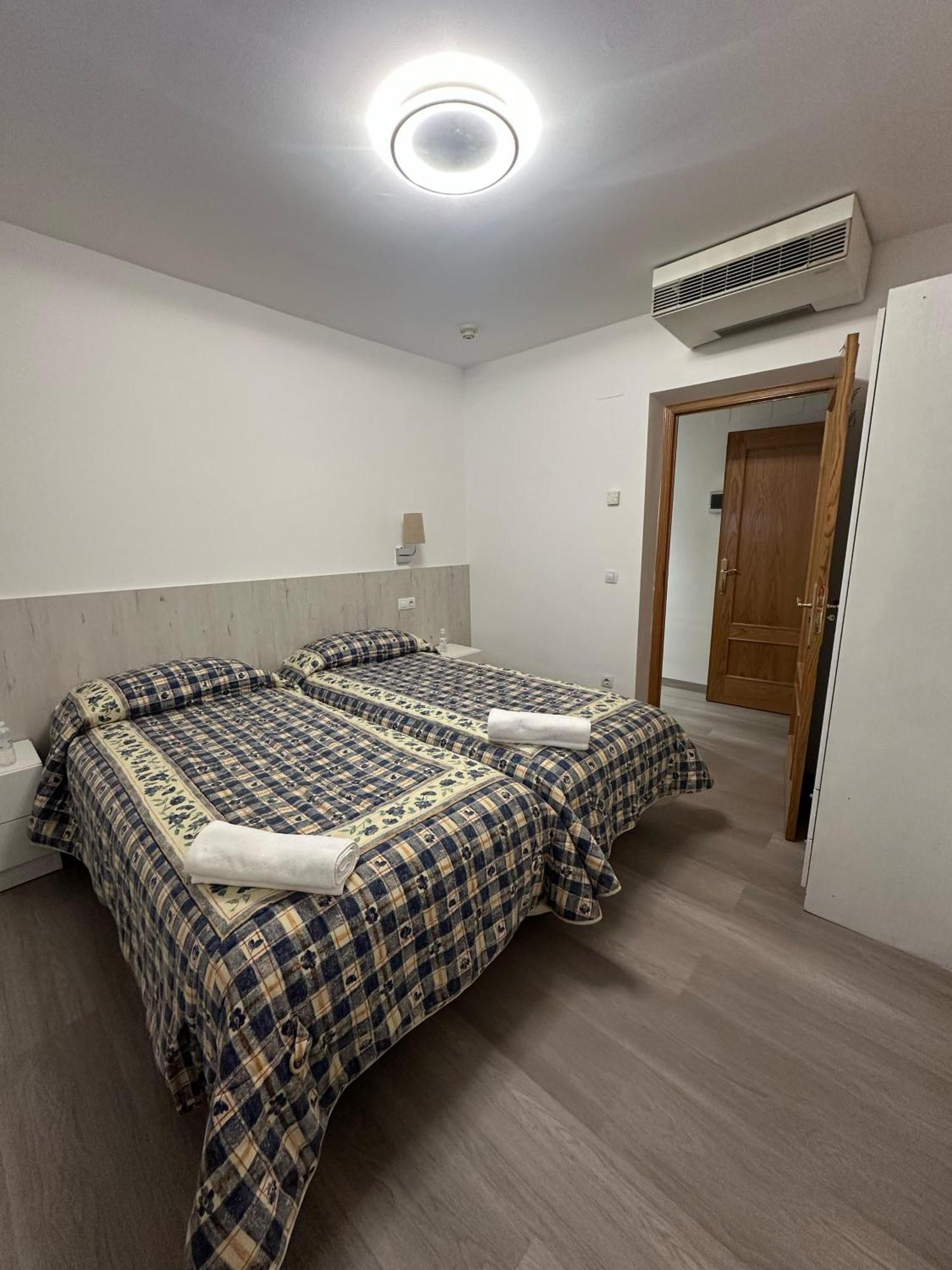 לאון Hostal Restaurante Boccalino מראה חיצוני תמונה