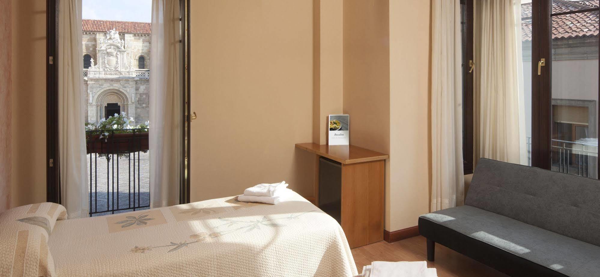 לאון Hostal Restaurante Boccalino מראה חיצוני תמונה